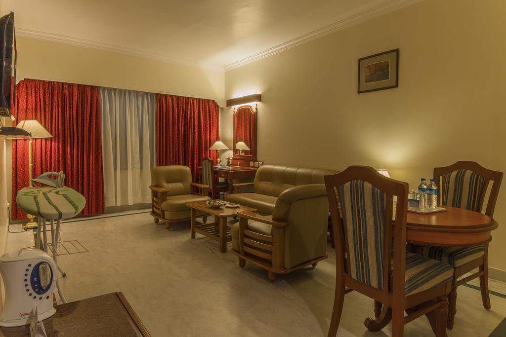 Hotel Annamalai International Pondichéry Extérieur photo